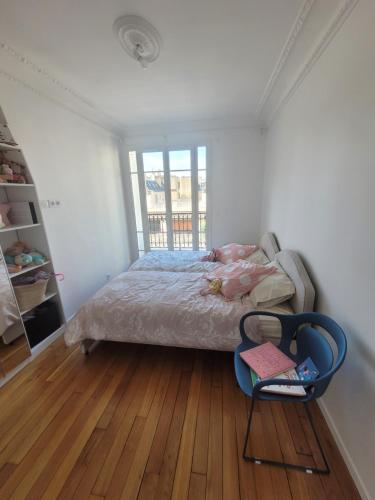 een slaapkamer met een bed en een stoel erin bij Neuilly Sablons in Neuilly-sur-Seine