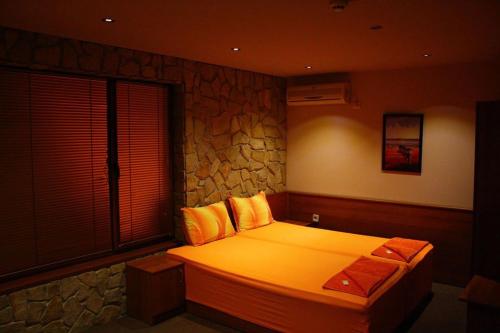 Un pat sau paturi într-o cameră la Todorovi Guest House