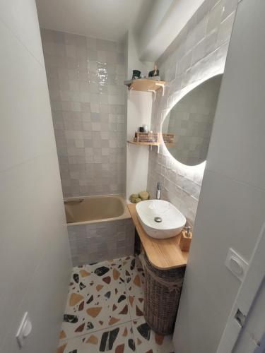 une salle de bain avec un lavabo et une baignoire dans l'établissement Neuilly Sablons, à Neuilly-sur-Seine
