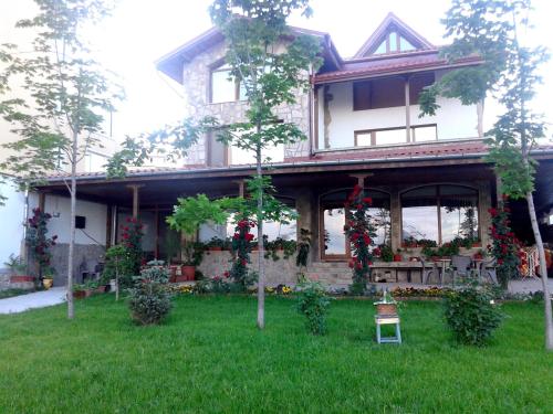 Una casa con coronas de Navidad en la parte delantera. en Todorovi Guest House en Stara Zagora