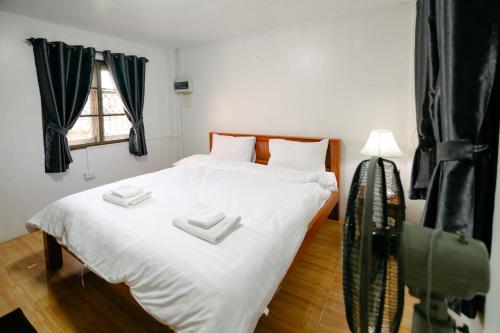 Ένα ή περισσότερα κρεβάτια σε δωμάτιο στο Nadee House
