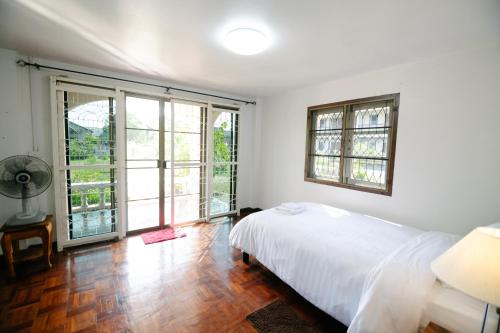 Ένα ή περισσότερα κρεβάτια σε δωμάτιο στο Nadee House