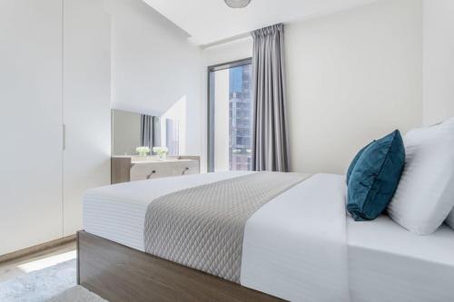 杜拜的住宿－Frank Porter - Ahad Residences，白色的卧室设有一张大床和一个窗户