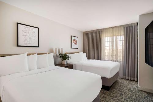 um quarto de hotel com duas camas e uma televisão em Sonesta ES Suites San Diego - Sorrento Mesa em Sorrento