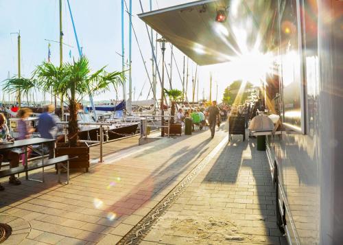 a group of people walking on a pier near a marina at Ferienwohnung - Michaelas HUUS - zwischen den Meeren, Trappenkamp in Trappenkamp