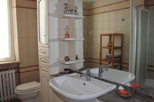 uma casa de banho com um lavatório e um WC em Le Fornaci em Castelfidardo