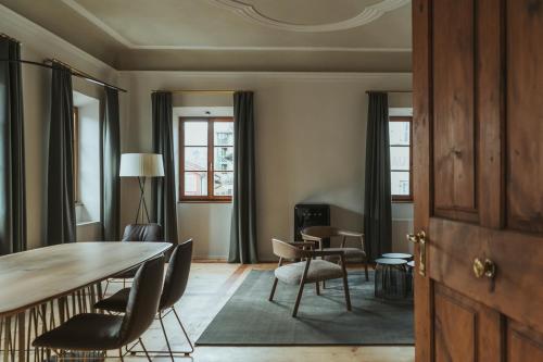 uma sala de estar com mesa e cadeiras em Arthotel Lasserhaus em Brixen