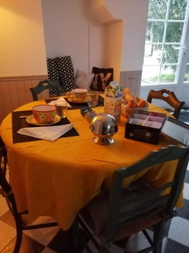 een gele tafel met voedsel erop bij Au Logis de Véchillot in Angoulême