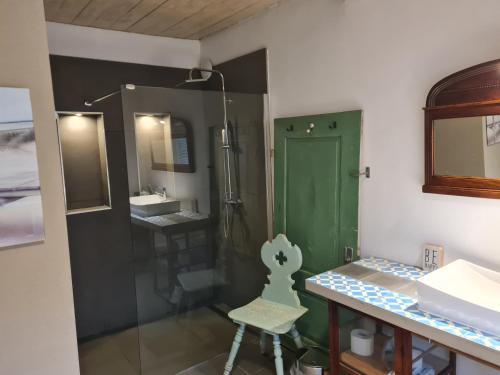 een badkamer met een groene deur en een wastafel bij Casa Del Norte in Neukirchen