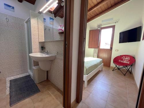 bagno con lavandino e doccia di Affittimoderni Viddalba - Villaggio Casteldoria a Viddalba