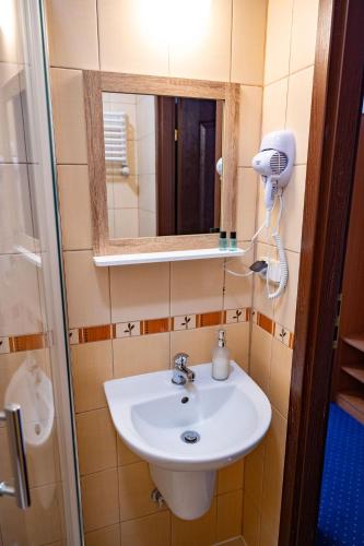 Bilik mandi di Hotel Duet