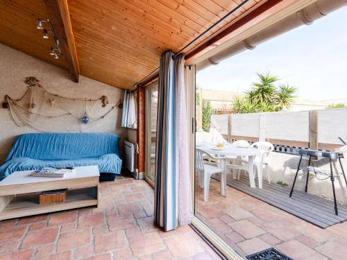 d'une terrasse avec un canapé et une table. dans l'établissement Pavillon Climatisé T2 Mezzanine à 150m de la Plage - 5 Pers, Parking, Animaux Acceptés - FR-1-409-250, à Gruissan