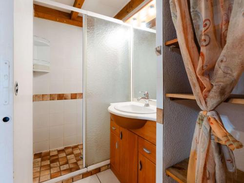 une salle de bain avec un lavabo et une douche dans l'établissement Pavillon Climatisé T2 Mezzanine à 150m de la Plage - 5 Pers, Parking, Animaux Acceptés - FR-1-409-250, à Gruissan