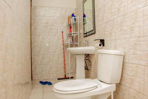 een badkamer met een toilet en een wastafel bij Spacious- Brb Homes Bukoto in Kampala