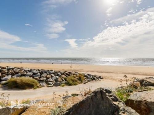 Photo de la galerie de l'établissement Appartement T2 Rénové, Cosy et Calme, Proche Plage à St Hilaire-de-Riez, Parking Prive - FR-1-324A-56, à Saint-Hilaire-de-Riez