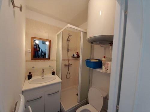 Photo de la galerie de l'établissement Appartement T2 Rénové, Cosy et Calme, Proche Plage à St Hilaire-de-Riez, Parking Prive - FR-1-324A-56, à Saint-Hilaire-de-Riez