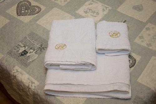 four towels with rings on them sitting on a table at Agriturismo Fonte Madonna in Mirto
