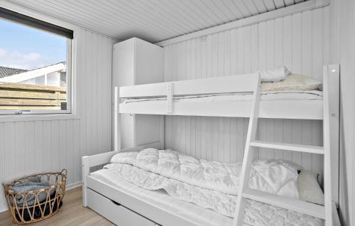 Двухъярусная кровать или двухъярусные кровати в номере 2 Bedroom Lovely Home In Fredericia