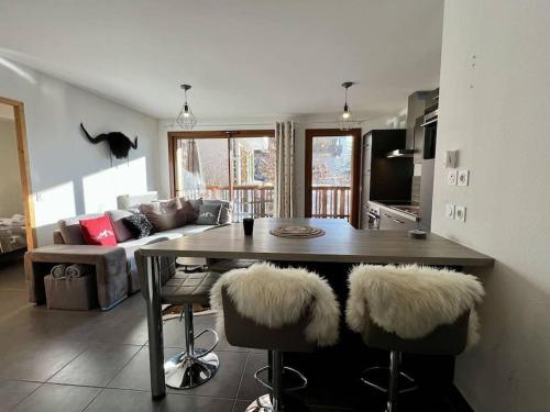 un salon avec une table et un canapé dans l'établissement Loges Blanches B201 - Bo Immobilier - Châtel - Multipass été 2025 offert, à Châtel