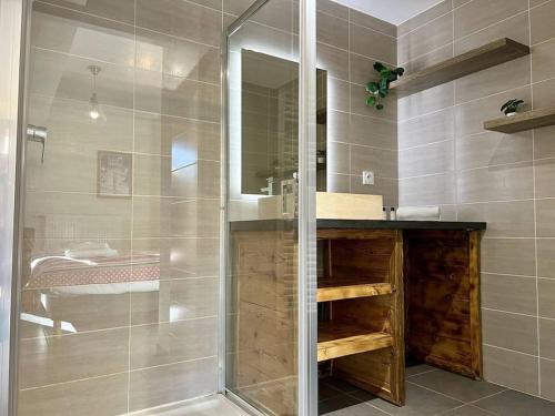 une salle de bain avec douche et lavabo dans l'établissement Loges Blanches B201 - Bo Immobilier - Châtel - Multipass été 2025 offert, à Châtel