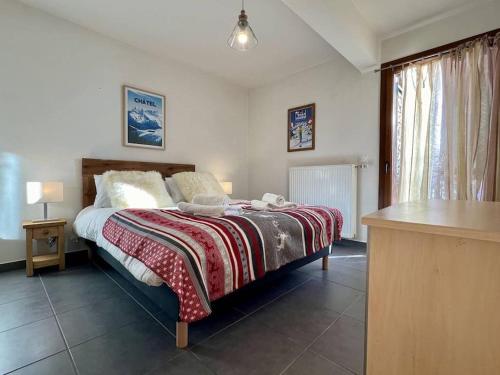 - une chambre avec un lit, une table et un comptoir dans l'établissement Loges Blanches B201 - Bo Immobilier - Châtel - Multipass été 2025 offert, à Châtel