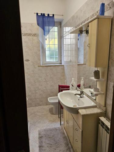 a bathroom with a sink and a toilet at Licheni house in Rome