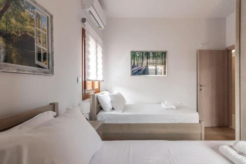 En eller flere senge i et værelse på Luxury Four Season Villa by the sea