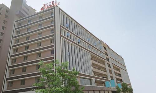 een gebouw met een bord erop bij Hotel Shree Regency Ahmedabad in Ahmedabad