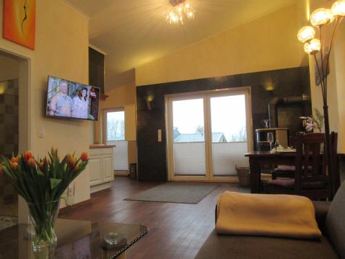 un soggiorno con un divano e un tavolo di Ferienwohnung Welle OG a Fehmarn