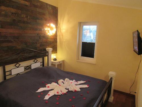 una camera da letto con un letto con sopra degli orsi di Ferienwohnung Welle OG a Fehmarn