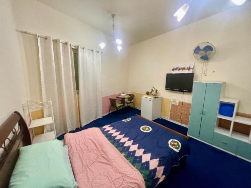 una camera con letto e TV di Salahuddin Metro Home Stay a Dubai