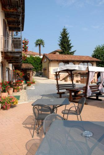 a group of tables and chairs on a patio at Il Borgo B&B in Castellinaldo