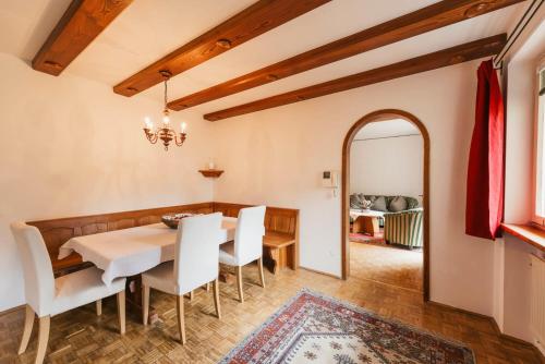 comedor con mesa, sillas y espejo en Ferienhaus Hoferwirt, en Neustift im Stubaital