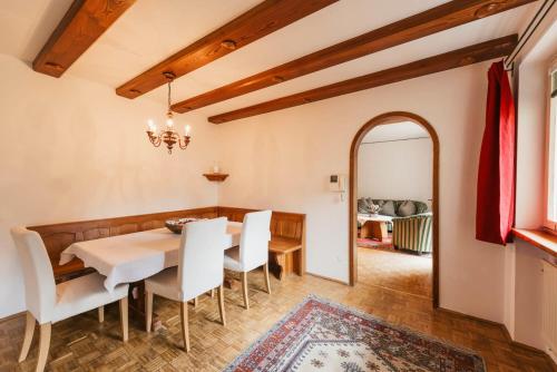 A seating area at Ferienhaus Hoferwirt