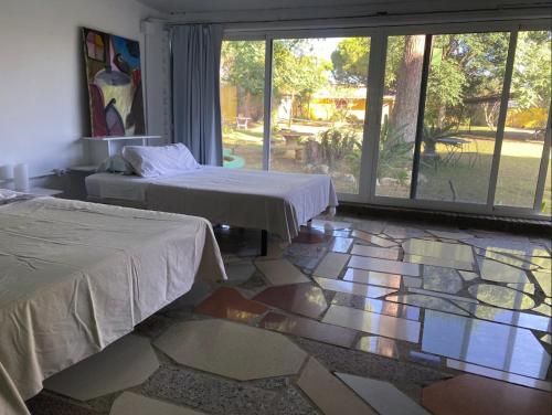 カディスにある4 Habitaciónes King con vistas al Jardínのベッドルーム1室(ベッド2台付)が備わるモザイクフロアのアパートメントです。