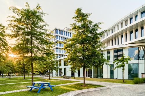 una mesa de picnic azul frente a un edificio en Sound Garden Hotel Airport en Varsovia