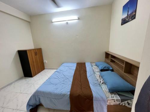 - une chambre avec un lit et une armoire dans l'établissement dafza metro Home, à Dubaï