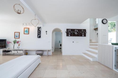 een woonkamer met witte muren en een witte bank bij Selecta Casa Orquídea in Casares