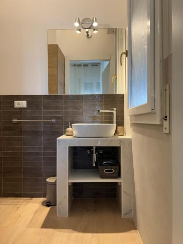 ein Badezimmer mit einem weißen Waschbecken und einem Spiegel in der Unterkunft Vista Fiera Bologna in Bologna