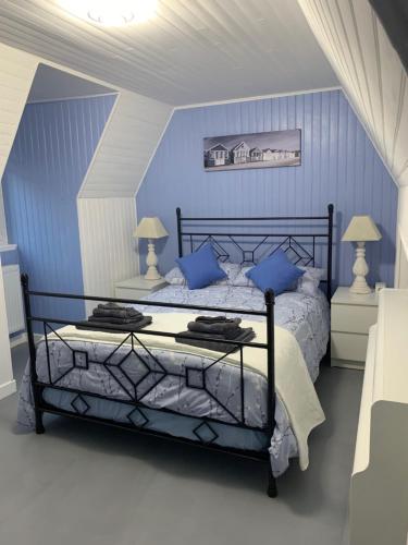 - une chambre bleue avec un lit aux murs bleus dans l'établissement Walnut and Chestnut Gites, à Mauzens-et-Miremont