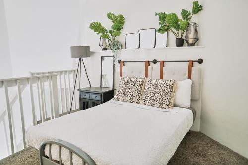 ein Schlafzimmer mit einem Bett mit Pflanzen an der Wand in der Unterkunft Perfect Getaway Home Near Atlanta #blm in Lithonia