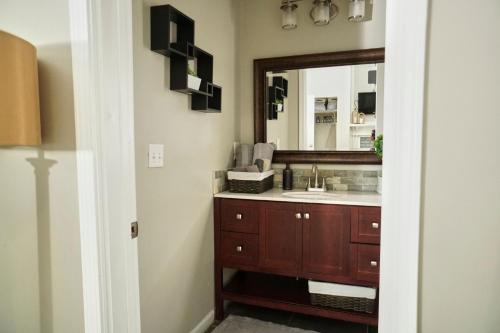 ein Bad mit einem Waschbecken und einem Spiegel in der Unterkunft Perfect Getaway Home Near Atlanta #blm in Lithonia