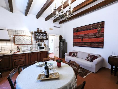 a kitchen and living room with a table and a couch at La Casa Delle Fate in Siracusa