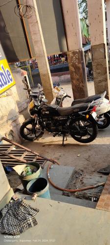 una motocicleta estacionada al lado de una calle en SK HOTEL TOUR AND TRAVEL, en Chittorgarh