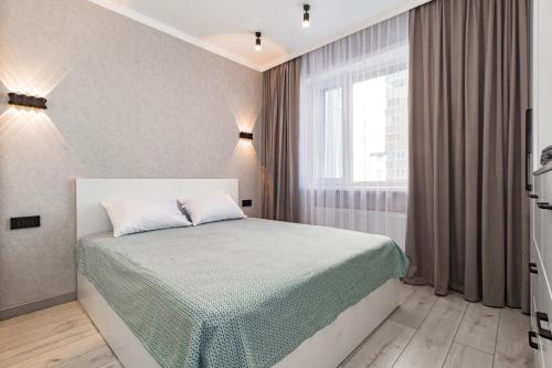 Llit o llits en una habitació de Улучшенные апартаменты в центре города