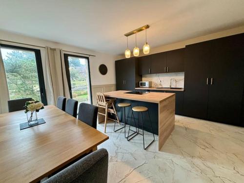 une cuisine et une salle à manger avec une table et des chaises dans l'établissement Les Villas de Puys : Luxueuse Villa 7-9Pers, à Dieppe