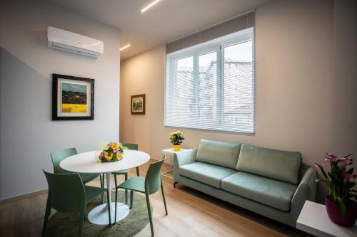 a living room with a couch and a table at Les Petites Maisons in Montevarchi