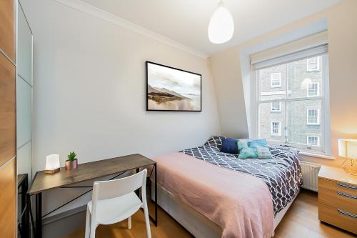 Posteľ alebo postele v izbe v ubytovaní 2Bed Cosy Flat in Vibrant Fitzrovia