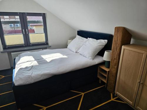 a bedroom with a bed and a window at Richmount Apartamenty Karpacz in Karpacz