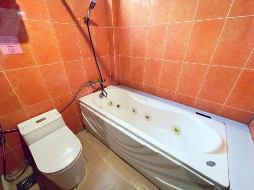 La salle de bains est pourvue d'une baignoire et de toilettes. dans l'établissement May - Maison De Charme 02, à Hanoï